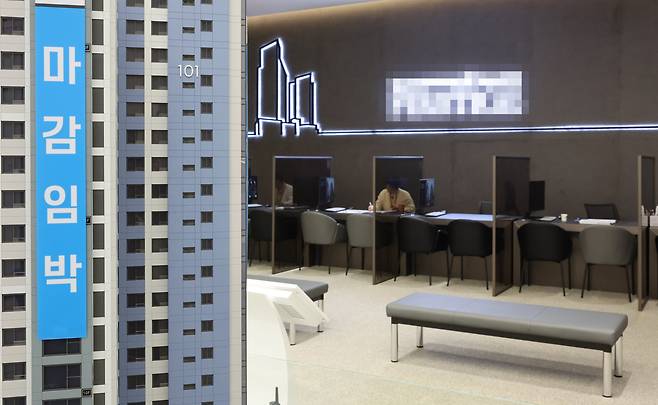 지난 5일 오후 경기도 고양시 한 부지에 세워진 한산한 분양 아파트 견본주택 모습. /연합뉴스