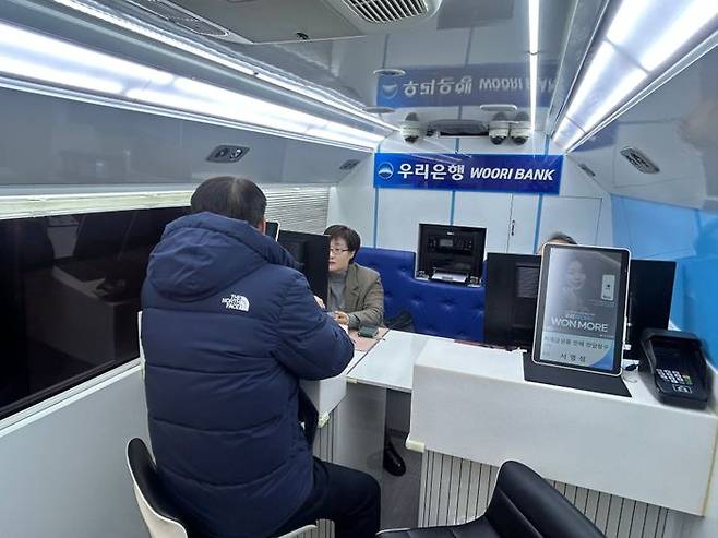 우리은행 이동점포 '위버스' 내부 모습. ⓒ정지수 기자
