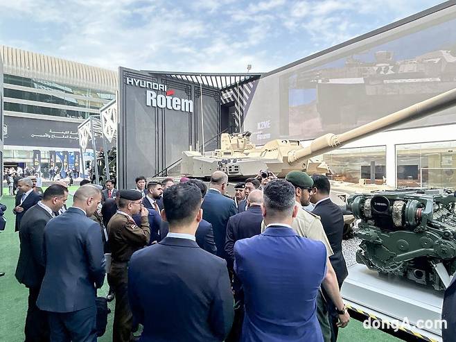 현대로템이 UAE 아부다비에서 열린 방산전시회 IDEX 2025에서 중동형 K2 전차와 파워팩을 전시했다.