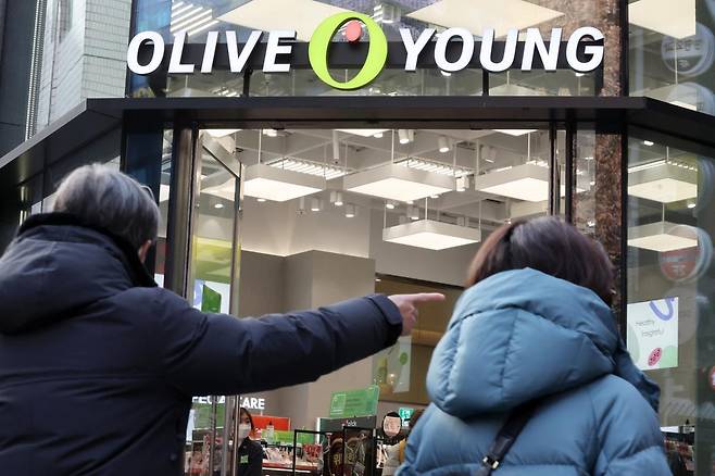 서울 중구 명동 올리브영 플래그십 매장 앞을 시민들이 오가고 있다. 뉴시스