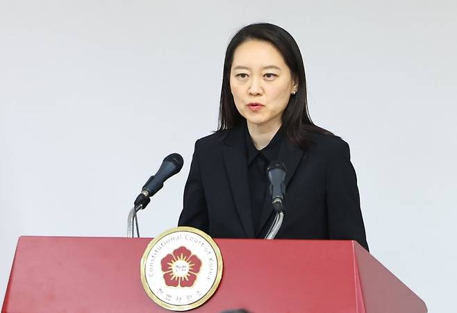 이진 헌법재판소 공보관이 지난해 12월 23일 서울 종로구 헌법재판소에서 '윤석열 대통령 탄핵심판 사건' 관련 언론 브리핑을 하고 있다. /사진=뉴시스