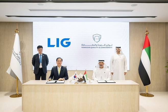 이현수 LIG넥스원 해외사업부문장(왼쪽 두번째)과 칼리드 모하메드 알 카비 TQC 최고경영자(CEO·왼쪽 세번째)가 지난 18일(현지시간) 아랍에미리트(UAE) 아부다비에서 열린 국제 방위산업전시회 'IDEX 2025'에서 '군수품 품질관리 및 인증 역량 강화를 위한 전략적 파트너십 업무협약(MOU)'을 체결하고 기념촬영을 하고 있다. LIG넥스원 제공