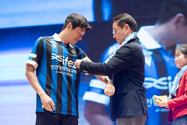 이명주(왼쪽, 인천유나이티드), 유정복 인천광역시장. 인천유나이티드 제공