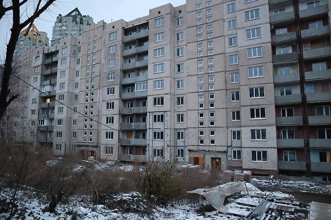 지난해 1월 러시아의 미사일 공격을 받은 키이우 시내 한 아파트의 모습. 우크라이나군은 이 공격에 북한이 러시아에 제공한 단거리 탄도 미사일이 쓰인 것으로 보고 조사를 진행 중이다. 현재 아파트는 텅 비어 있고, 보수 공사가 계속되고 있었다. 사진 장예지 특파원