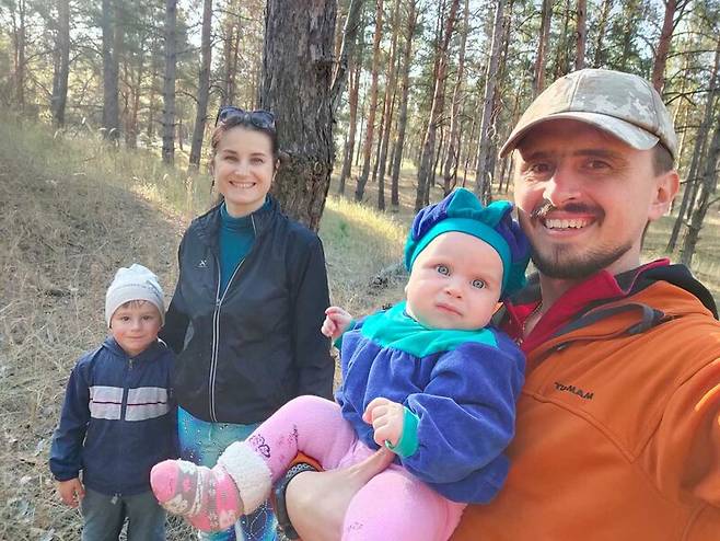 2022년 2월 우크라이나 전쟁이 시작되기 전 고향 헤르손에서 찍은 마리아 코잘로바 가족의 사진. 코잘로바 가족은 러시아의 침공이 시작된 뒤 2022년 4월 우크라이나를 떠나기로 했지만, 그의 남편 이반 코즐로우가 러시아 당국이 운영하는 검문소에서 구금된 뒤 3년째 얼굴을 보지 못하고 있다. 이반 코즐로프는 간첩 혐의 등으로 징역 11년을 선고받고 크림반도 교도소에 수감 중이다. 사진 마리아 코잘로바 제공