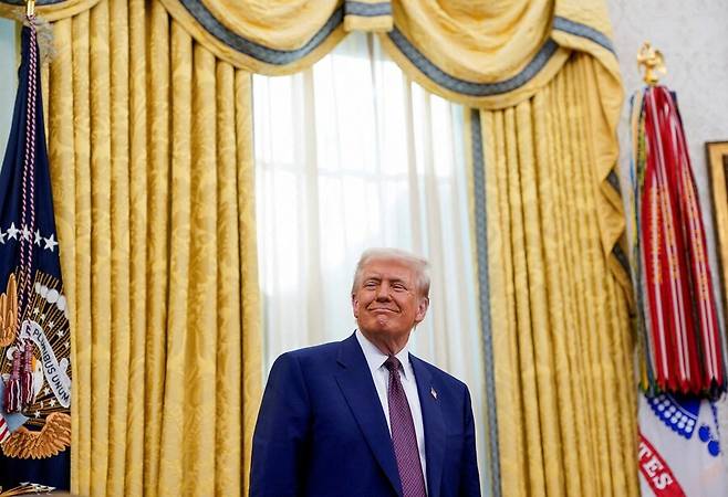 도널드 트럼프 미국 대통령이 지난 13일 백악관 집무실을 둘러보고 있다. 로이터 연합뉴스