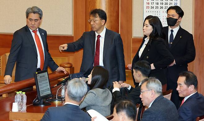 18일 서울 종로구 헌법재판소에서 열린 윤석열 대통령 탄핵심판 9차 변론에서 윤 대통령 쪽 변호인들이 이야기를 나누고 있다. 이날 윤석열 대통령은 법정에 출석하지 않고 돌아갔다. 사진공동취재단