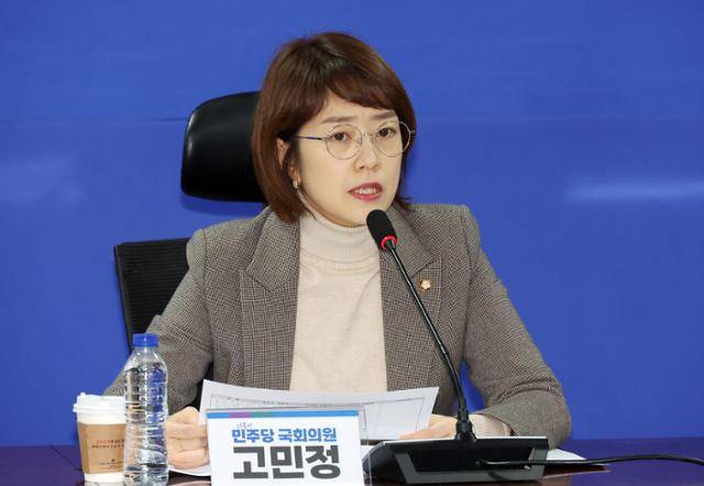 고민정 더불어민주당 의원이 17일 오전 국회 의원회관에서 야 4당 주최로 열린 '12.3 계엄 그 후, 권력통제 민주적 방안은? 계엄법 개정 논의를 중심으로' 국회의원 집담회에서 발언하고 있다. 뉴시스