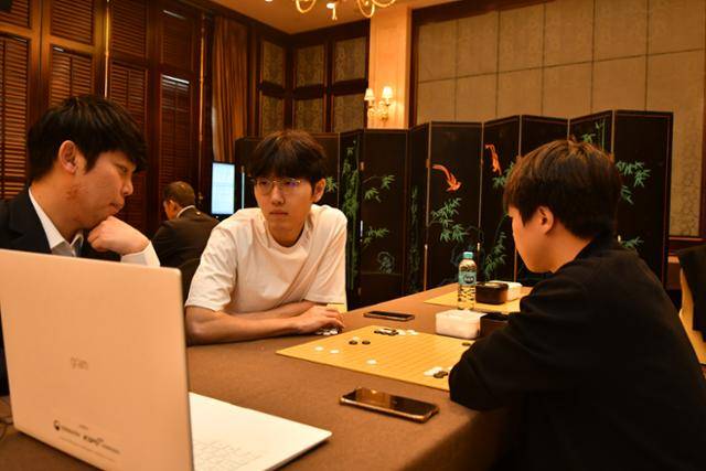 한국의 신진서(25·가운데) 9단이 19일 중국 상하이 그랜드 센트럴 호텔에서 벌어진 박정환(32) 9단과 리쉬안하오(30) 9단의 ‘제26회 농심신라면배 세계바둑최강전’(우승상금 5억 원) 3차전 본선 제12국을 검토하고 있다. 박 9단은 이 경기에서 리쉬안하오 9단에게 252수 만에 패했다. 한국기원 제공