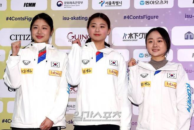 피겨 여자싱글 국가대표 이해인, 윤아선, 김채연이 18일 오후 서울 양천구 목동아이스링크 프레스센터에서 열린 2025 ISU 4대륙 피겨 선수권대회 미디어데이에서 화이팅 포즈를 취하고 있다. 김민규 기자 mgkim1@edaily.co.kr /2025.02.18/