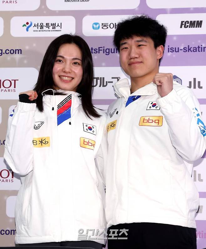 아이스댄싱 국가대표 임해나와 권예가 18일 오후 서울 양천구 목동아이스링크 프레스센터에서 열린 2025 ISU 4대륙 피겨 선수권대회 미디어데이에서 화이팅 포즈를 취하고 있다. 김민규 기자 mgkim1@edaily.co.kr /2025.02.18/