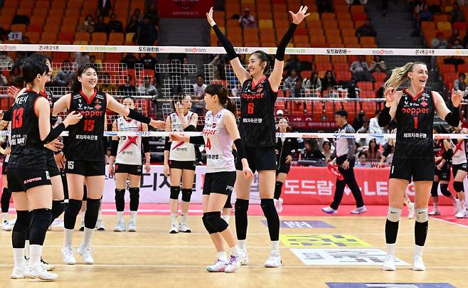 페퍼저축은행이 창단 네 번째 시즌 만에 10승을 거뒀다. 사진=한국배구연맹