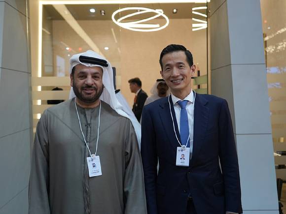 김동관 한화그룹 부회장(오른쪽)이 17일 아랍에미리트(UAE)에서 열린 방위산업 전시회 IDEX 2025에서 EDGE 그룹 CEO '파이살 알 반나이'와 업무 미팅을 진행했다. [사진=한화에어로스페이스]