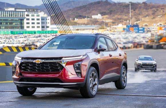 수출을 위해 선적 중인 쉐보레 '트랙스 크로스오버'. [사진=GM 한국사업장]