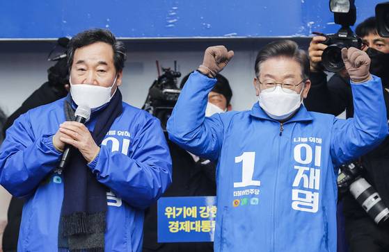 이낙연 더불어민주당 총괄선대위원장이 2022년 2월 18일 전남 순천 연향패션거리에서 열린 이재명 대선 후보의 유세에 참석해 지지 연설을 하고 있다. 뉴시스