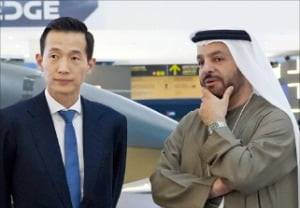 김동관 한화그룹 부회장(왼쪽)이 17일(현지시간) ﻿방위산업 전시회 ‘IDEX 2025’에서 파이살 알 반나이 EDGE그룹 최고경영자(CEO)와 대화하고 있다.   한화에어로스페이스 제공