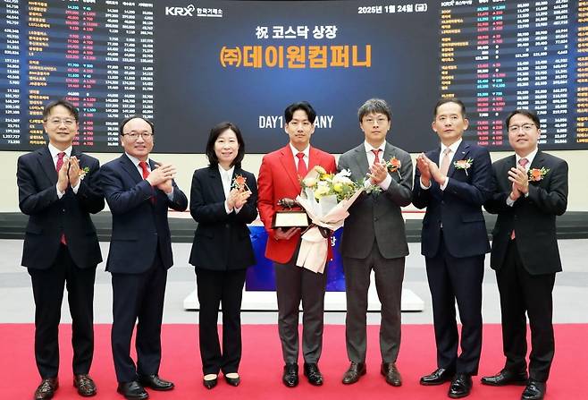 24일 오전 서울 영등포구 한국거래소에서 열린 데이원컴퍼니 코스닥시장 상장기념식에서 상장기념패 전달 후 김대영 한국IR협의회 부회장(왼쪽부터), 강왕락 코스닥협회 부회장, 이미현 한국거래소 코스닥시장본부장보, 이강민 데이원컴퍼니 대표, 박지웅 데이원컴퍼니 의장, 강성범 미래에셋증권 부사장, 이기덕 삼성증권 상무가 기념촬영을 하고 있다./사진=뉴스1