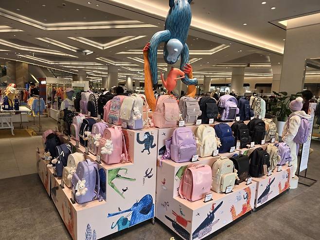 하남 스타필드 신세계백화점에 새학기를 맞아 책가방이 진열돼있다.