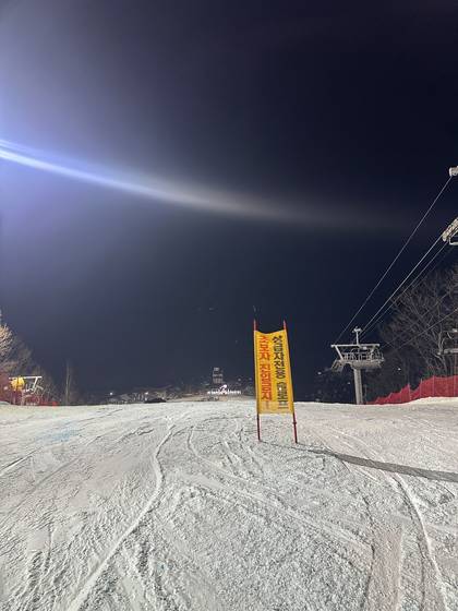 A sign at the top of Red warns beginner skiers not to enter. [MONICA CHIN]
