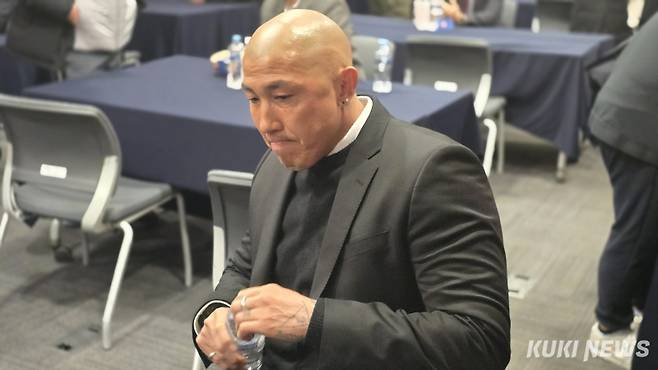 차두리 감독이 19일 서울 마포구 누리꿈스퀘어에서 취재진과 만나 인터뷰하고 있다. 김영건 기자