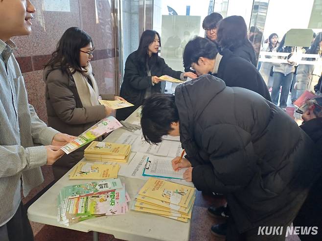 충남도는 19일 천안 백석대를 찾아 입학식에 참석한 대학 신입생들에게 충남의 주요 청년정책을 소개했다.&nbsp;
