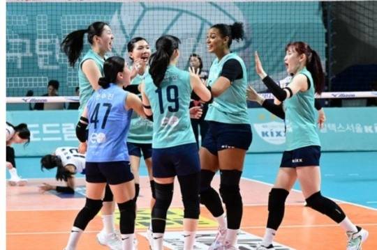 득점 후 기뻐하는 GS칼텍스 선수들