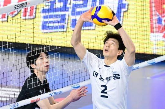 토스하는 한선수(오른쪽). 사진[연합뉴스]