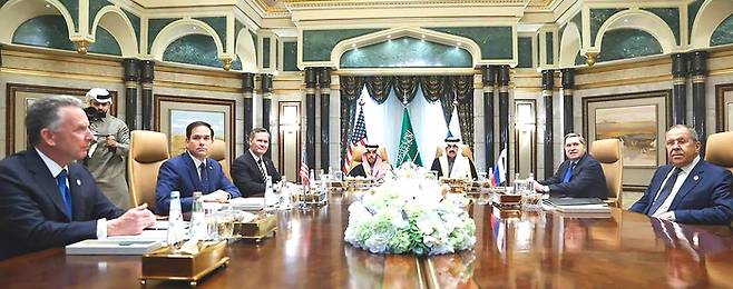 18일(현지시간) 사우디아라비아 수도 리야드에서 미국과 러시아 관계자들이 우크라이나 전쟁 종식 협상을 위한 첫 회동을 하고 있다. 왼쪽부터  시계 방향으로 스티브 위트코프 미 중동 특사, 마코 루비오 미 국무 장관, 마이클 왈츠 백악관 안보보좌관.  파이살 빈 파르한 알 사우드 사우디 외교장관, 무사아드 빈 무함마드 아이반 사우디 안보보좌관,  유리 우샤코프 러시아 대통령 보좌관, 세르게이 라브로프 러시아 외무장관. <EPA 연합뉴스>