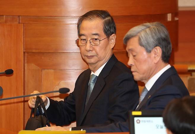 심판정 앉은 한덕수 한덕수 국무총리가 19일 서울 종로구 헌법재판소에서 진행된 탄핵심판 1차 변론기일에 피청구인으로 출석해 변론을 준비하고 있다. [사진=연합뉴스]