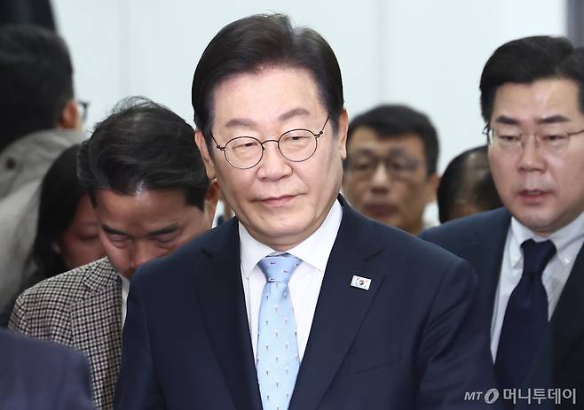 이재명 더불어민주당 대표가 19일 오전 서울 여의도 국회에서 열린 최고위원회의에 입장하고 있다. 2025.2.19/뉴스1  Copyright (C) 뉴스1. All rights reserved. 무단 전재 및 재배포,  AI학습 이용 금지.