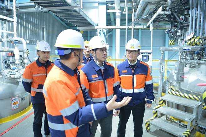지난달 31일 최윤범 고려아연 회장이 울산 온산제련소를 방문해 공장 내부를 둘러보고 있다. /사진=고려아연