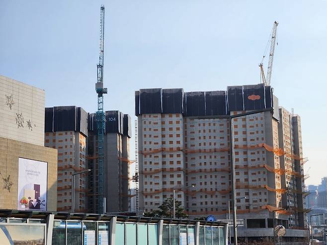 금융당국이 지방 부동산 시장 회복을 위해 지방은행의 대출 증가율이 경상성장률인 3.8%를 초과하는 것을 허용하기로 했다. 사진은 동대구역 인근 아파트 공사현장 모습 [헤럴드 DB]