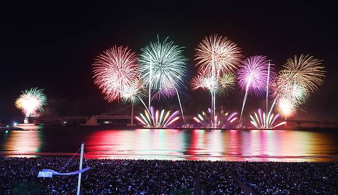 작년 부산불꽃축제 모습 [연합]