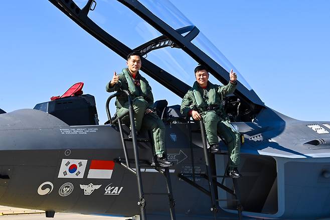 이영수 공군참모총장은 19일 사천기지에서 KF-21시험비행을 함께 하고, 공군 시험평가단과 한국항공우주산업(이하 KAI) 관계자들을 격려했다. 사진은 비행을 마친 이 총장이 엄지를 치켜들고 있는 모습.[공군 제공]