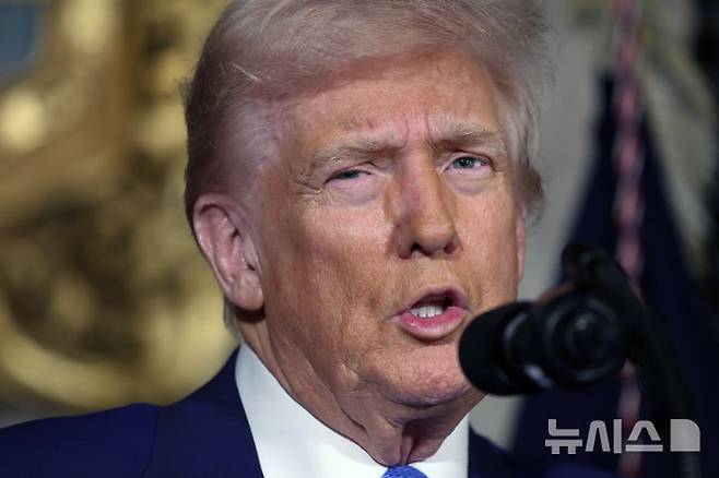 [팜비치=AP/뉴시스]트럼프 대통령이 18일(현지 시간) 플로리다주 팜배치의 마러라고 자택에서 행정명령 서명식을 개최한 후 기자들의 질문에 답하고 있다. 2025.02.19.