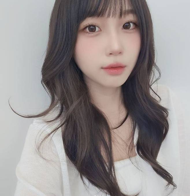 [서울=뉴시스] 방송에서 "전쟁은 남자XX들 때문에 나는 것"이라고 발언해 논란이 된 후 사과문을 올린 방송인 킴아연(27, 본명 전혜수),(사진=인스타그램 갈무리) *재판매 및 DB 금지