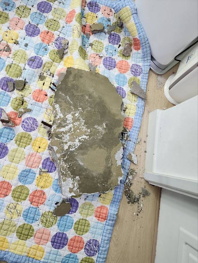 [서울=뉴시스] 용산구 노후 아파트 천장 붕괴. 2025.02.19. (사진=제보자 제공) *재판매 및 DB 금지