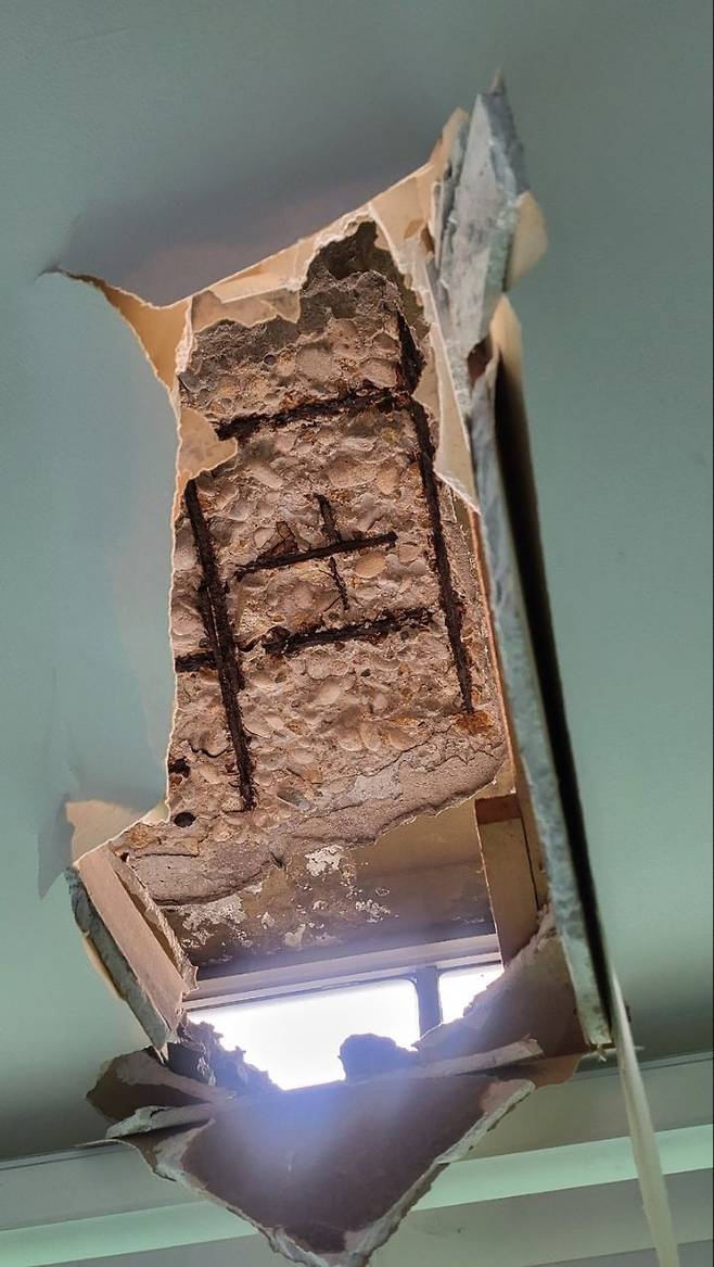 [서울=뉴시스] 용산구 노후 아파트 천장 붕괴. 2025.02.19. (사진=제보자 제공) *재판매 및 DB 금지