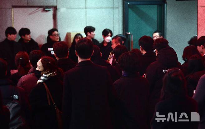 [서울=뉴시스] 김혜진 기자 = 19일 오전 서울 송파구 아산병원 장례식장에서 고(故) 김새론의 발인이 엄수되고 있다. (공동취재) 2024.02.19. jini@newsis.com