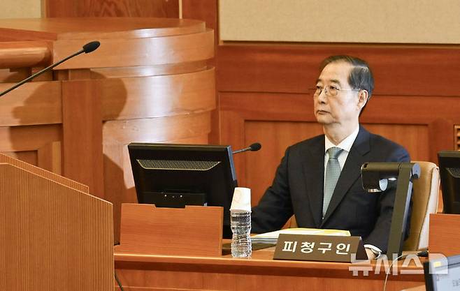 [서울=뉴시스] 김진아 기자 = 한덕수 국무총리가 19일 서울 종로구 헌법재판소에서 열린 한덕수 국무총리 탄핵심판 1차 변론기일에 출석하고 있다. (공동취재) 2025.02.19. photo@newsis.com