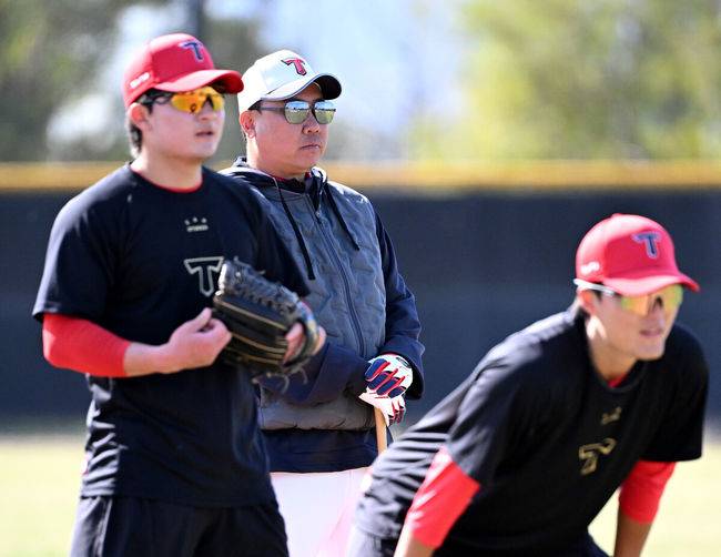 [OSEN=어바인(미국), 이대선 기자] 11일(한국시간) 미국 캘리포니아주 어바인 그레이트파크 베이스볼 컴플렉스에서 KIA 타이거즈의 1차 스프링캠프가 진행됐다.KIA 선수단은 오는 18일 미국에서 출발해 19일 인천으로 입국한 뒤 20일에 일본 오키나와로 건너가 21일부터 3월 4일까지 킨 구장에서 본격적인 실전을 치른다.KIA 이범호 감독이 훈련 중인 선수들을 바라보고 있다. 2025.02.11 / sunday@osen.co.kr