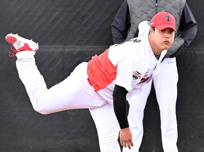 [OSEN=어바인(미국), 이대선 기자] 12일(한국시간) 미국 캘리포니아주 어바인 그레이트파크 베이스볼 컴플렉스에서 KIA 타이거즈의 1차 스프링캠프가 진행됐다.KIA 선수단은 오는 18일 미국에서 출발해 19일 인천으로 입국한 뒤 20일에 일본 오키나와로 건너가 21일부터 3월 4일까지 킨 구장에서 본격적인 실전을 치른다.KIA 조상우가 불펜 피칭을 하고 있다. 2025.02.12 / sunday@osen.co.kr