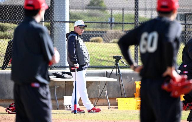 [OSEN=어바인(미국), 이대선 기자] 11일(한국시간) 미국 캘리포니아주 어바인 그레이트파크 베이스볼 컴플렉스에서 KIA 타이거즈의 1차 스프링캠프가 진행됐다.KIA 선수단은 오는 18일 미국에서 출발해 19일 인천으로 입국한 뒤 20일에 일본 오키나와로 건너가 21일부터 3월 4일까지 킨 구장에서 본격적인 실전을 치른다.KIA 이범호 감독이 훈련 중인 선수들을 바라보고 있다. 2025.02.11 / sunday@osen.co.kr