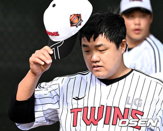 [OSEN=애리조나(미국), 이대선 기자] 15일(한국시간) 미국 애리조나주 스코츠데일 인디언스쿨 파크 베이스볼필드에서 LG 트윈스의 1차 스프링캠프가 진행됐다.미국 스프링캠프를 마친 LG는 오는 2월 24일 일본 오키나와에서 2차 스프링캠프를 펼칠 예정이다.LG 장현식이 불펜 피칭을 마치고 이동하고 있다. 2025.02.15 / sunday@osen.co.kr