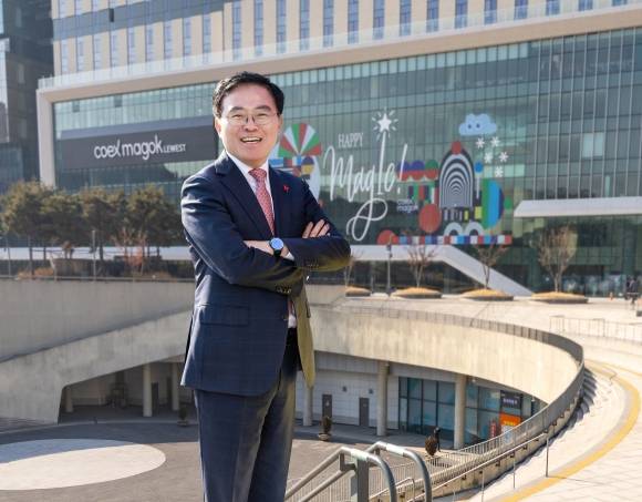 진교훈 서울 강서구청장이 18일 최근 준공된 마곡마이스단지에서 가진 서울신문과의 인터뷰에서 올해 강서구의 역점 사업을 설명하고 자신감 있는 포즈를 취하고 있다. 강서구 제공
