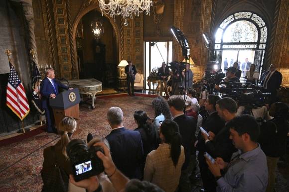 도널드 트럼프 미국 대통령이 18일(현지시간) 플로리다주 팜비치 마러라고 사저에서 연 기자회견에서 발언하고 있다. 2025.2.18 AP 연합뉴스