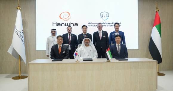 한화에어로스페이스와 한화시스템이 18일(현지시간) 아랍에미리트(UAE) 아부다비에서 타와준 경제위원회 산하 TQC와 업무협약(MOU)을 체결했다. 앞줄 왼쪽부터 오계환 한화에어로스페이스 중동법인장, 칼리드 모하메드 알 카비 TQC CEO, 박혁 한화시스템 DE사업부장. 한화시스템 제공