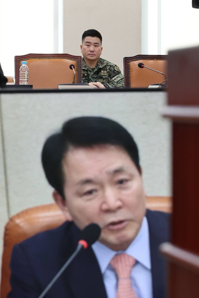 김현태 707특수임무단장이 2월17일 국회 국방위원회 전체회의에서 국민의힘 소속 성일종 위원장의 발언을 듣고 있다. ⓒ연합뉴스