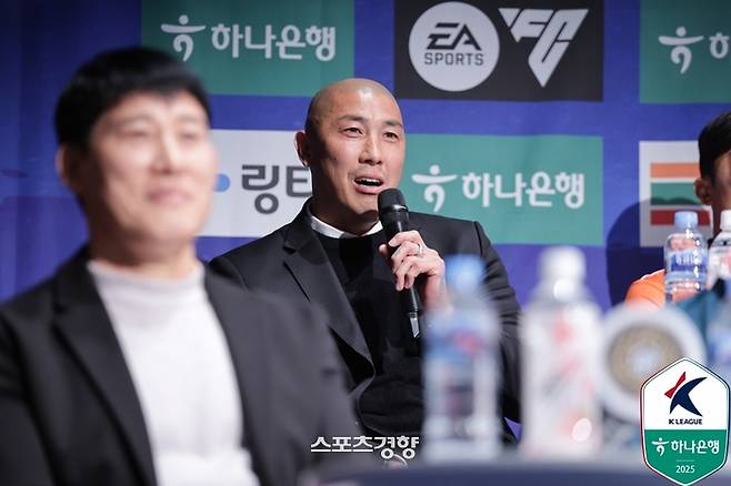 화성 FC 차두리 감독이 19일 서울 마포구 누리꿈스퀘어에서 열린 하나은행 K리그2 2025 개막 미디어데이에서 취재진의 질문에 답하고 있다. 프로축구연맹 제공