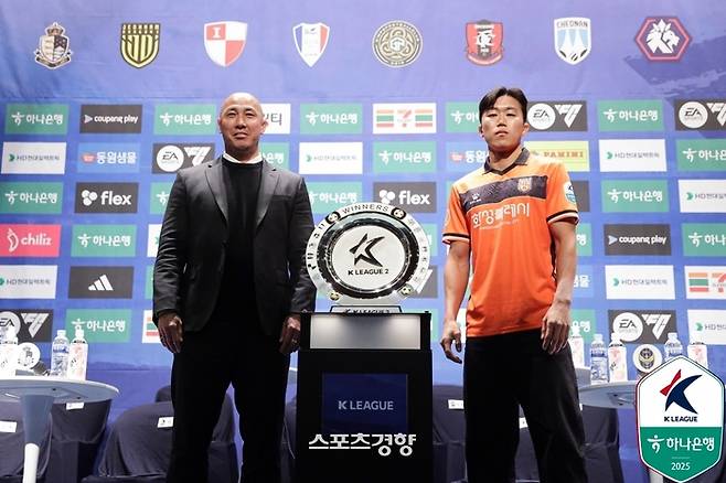 화성FC 차두리 감독(왼쪽)과 우제욱이 19일 서울 마포구 누리꿈스퀘어에서 열린 하나은행 K리그2 2025 개막 미디어데이에서 기념촬영을 하고 있다. 프로축구연맹 제공